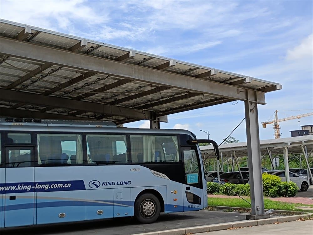 Montaje de estructura solar de acero para estacionamiento de autobuses